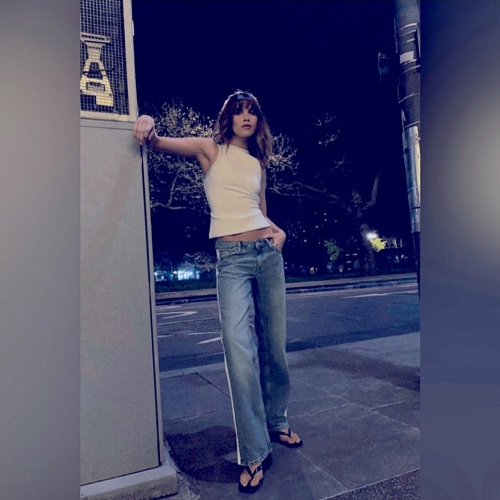 ZARA LOW RISE JEANS WITH WHITE STRIPE DETAIL ON SIDES✨️SIZE 4 ✨️ - Picture 2 of 7